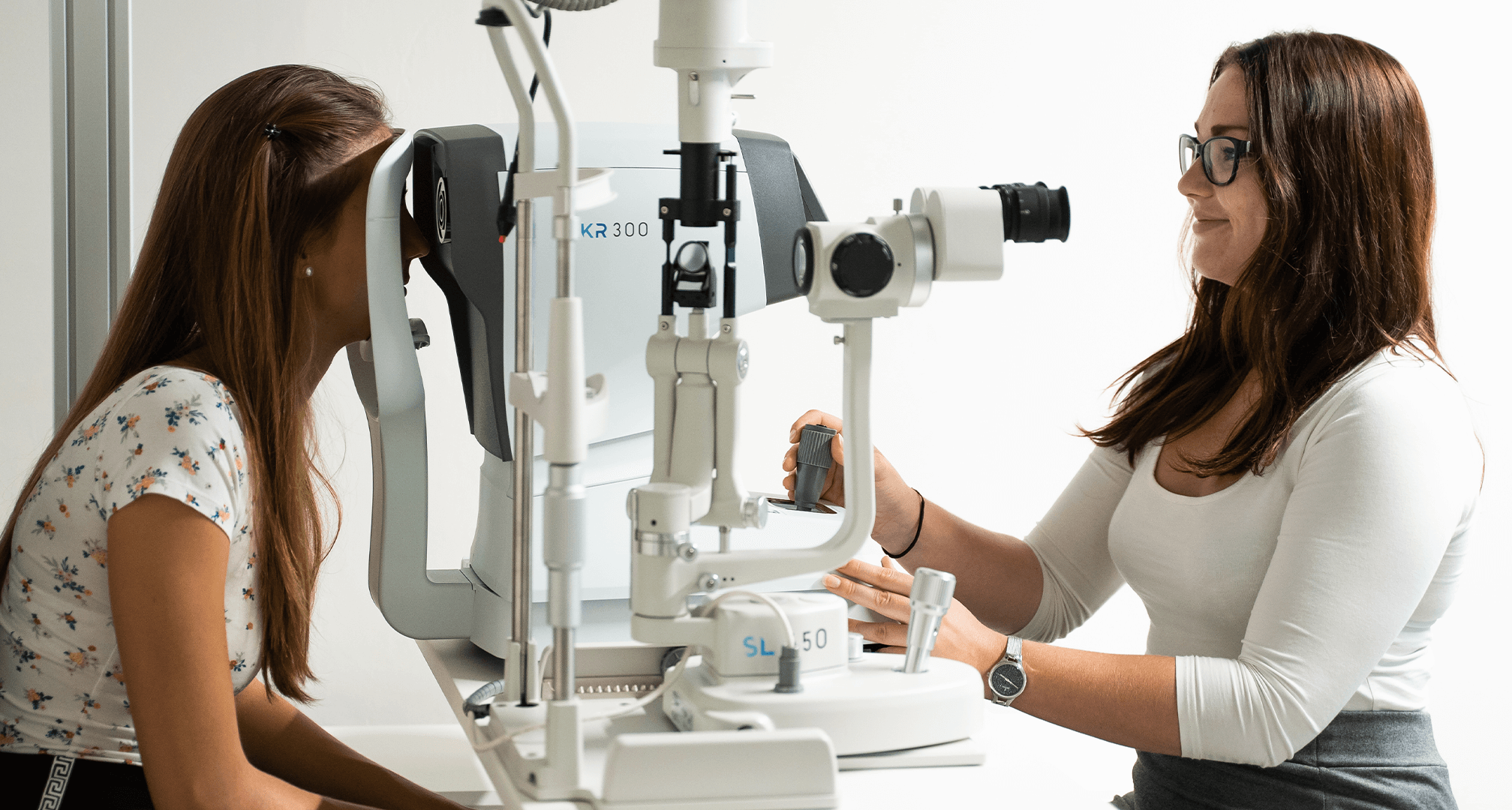 optometrista vykonáva očné vyšetrenie pacienta